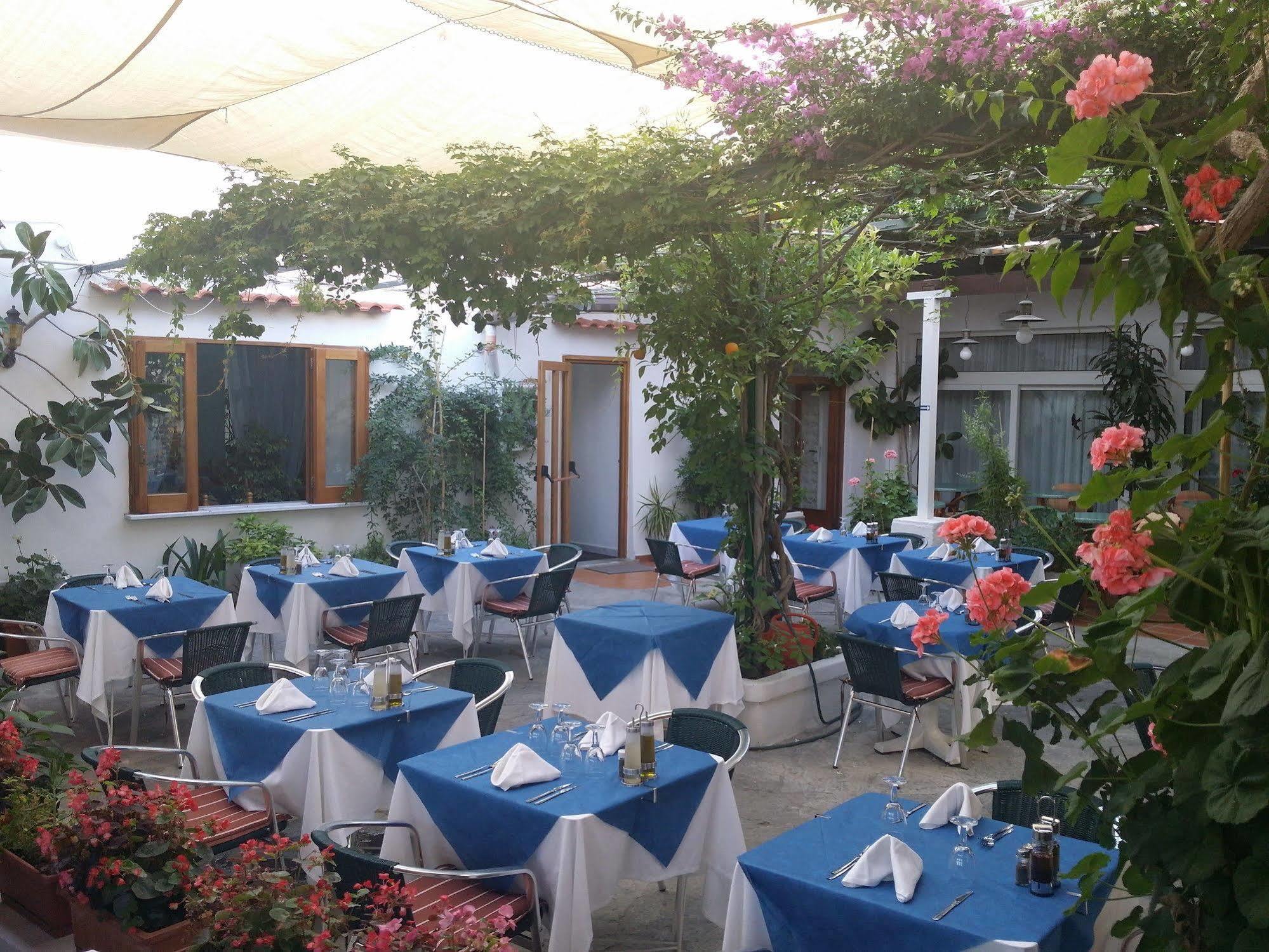 Hotel Villa Sirena Sant'Angelo  エクステリア 写真
