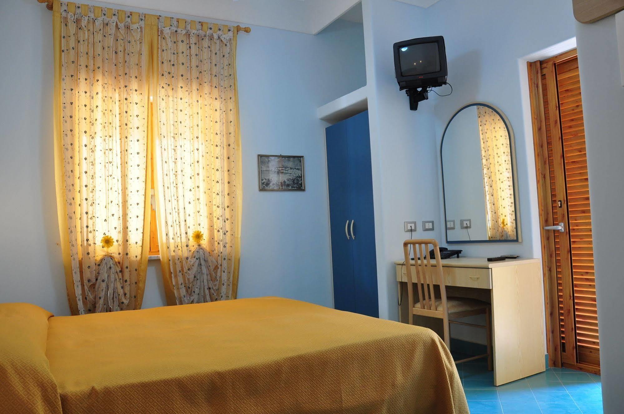 Hotel Villa Sirena Sant'Angelo  エクステリア 写真